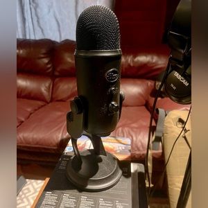 blue yeti USB studio condenser microphone
